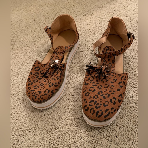 (NWOT) Cheetah Pattern Sandals - Picture 2 of 8